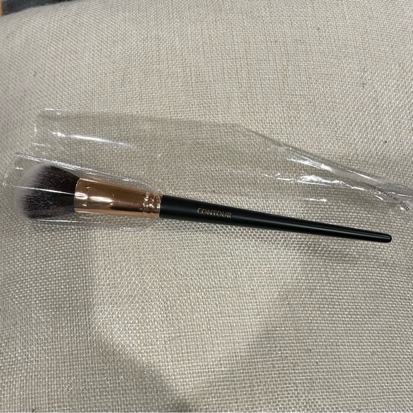 Shaina B. Miami Contour Cosmetics Brush - Picture 3 of 4